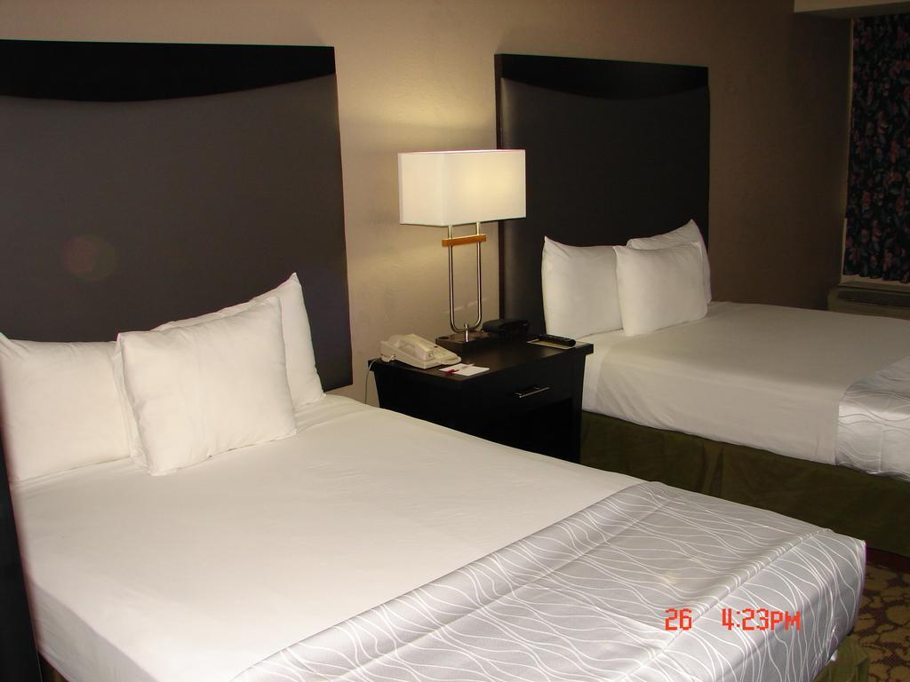 ホテル ラマダ プラザ&カンファレンス センター バイ ウィンダム シャーロット エアポート エクステリア 写真